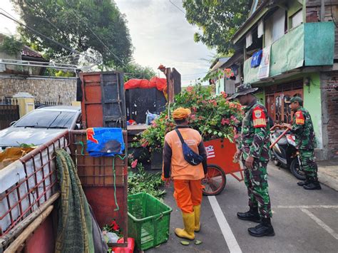 Karya Bakti Babinsa Matraman Bersama Petugas Kebersihan Dan Warga