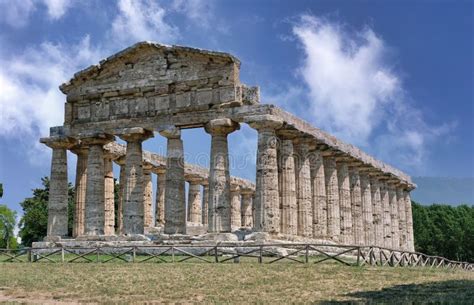 El Templo De Athena En Paestum Es Un Templo Griego Dedicado A La Diosa