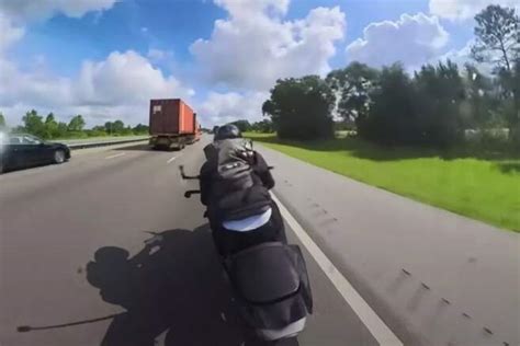 Motociclista grabó momento en que se estrelló contra camioneta a alta