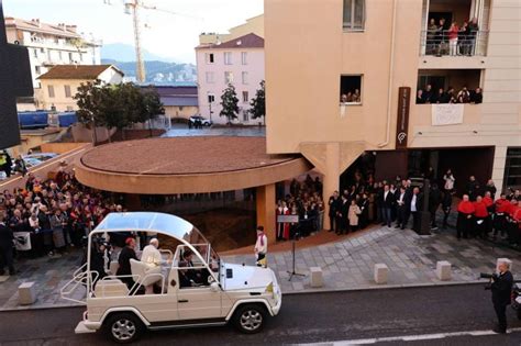 Messe géante et bains de foule pour la visite historique du pape en