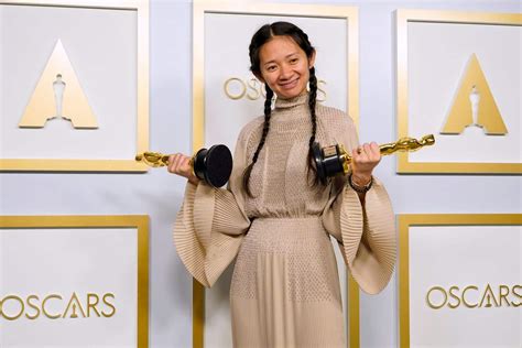 Chloé Zhao La Regina Degli Oscar 2021 Infrange Le Barriere Dellacademy