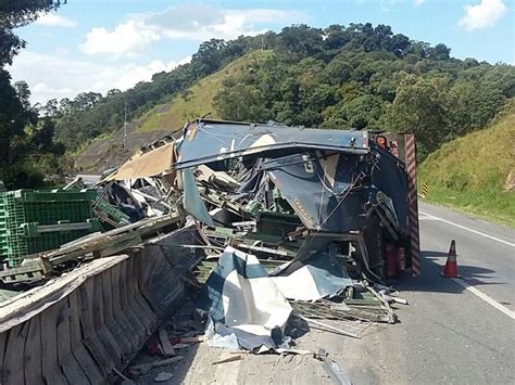 G1 Motorista Fica Ferido Após Carreta Tombar Na Br 381 Em Cambuí Mg