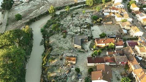 Alluvione Nelle Marche Pianello Di Ostra Sommersa Auto Trascinate E