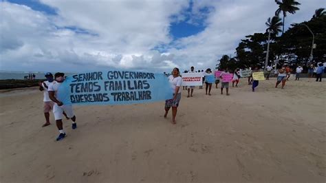 Ambulantes E Barraqueiros De Praia Protestam Em Porto De Galinhas