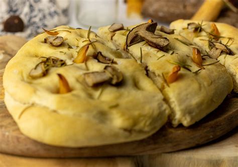 Steinpilz Focaccia Fluffiges Italienisches Ofenbrot Einfach