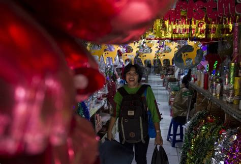 Sambut Natal Warga Berburu Pernak Pernik Di Pasar Pagi Asemka