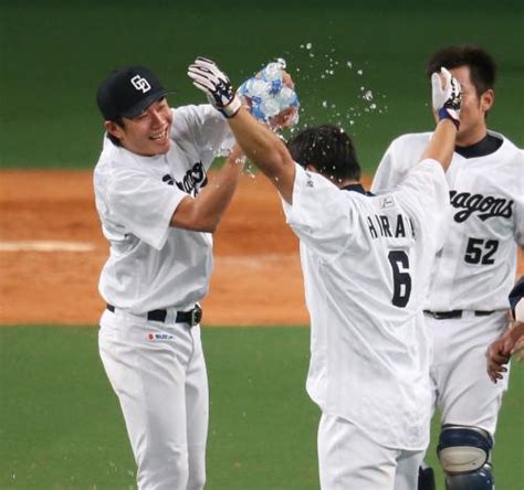 ＜中・神＞9回2死二塁、サヨナラ打の平田（中央）に水をかける大野 ― スポニチ Sponichi Annex 野球