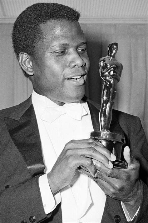 Sidney Poitier at The Oscars, 1964. : r/OldSchoolCool