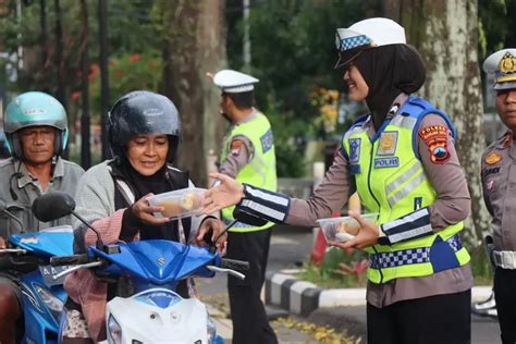 Satlantas Dan Bhayangkari Polres Magelang Kota Bagikan Takjil