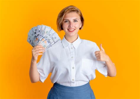 Jeune Fille Russe Blonde Souriante D Tient De L Argent Et Les Pouces