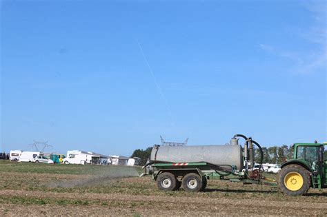 Yvelines 30 Tonnes De Lisier Déversées Dans Un Champ Pour Faire Fuir