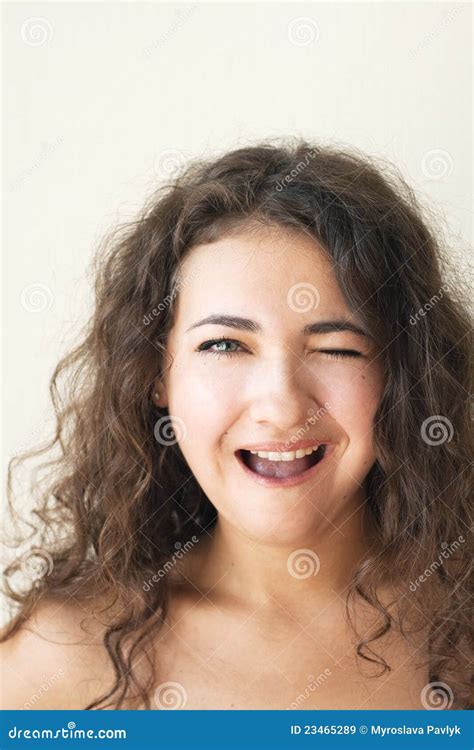 Portret Van Een Leuke Brunette Stock Afbeelding Image Of Knipoog Geluk