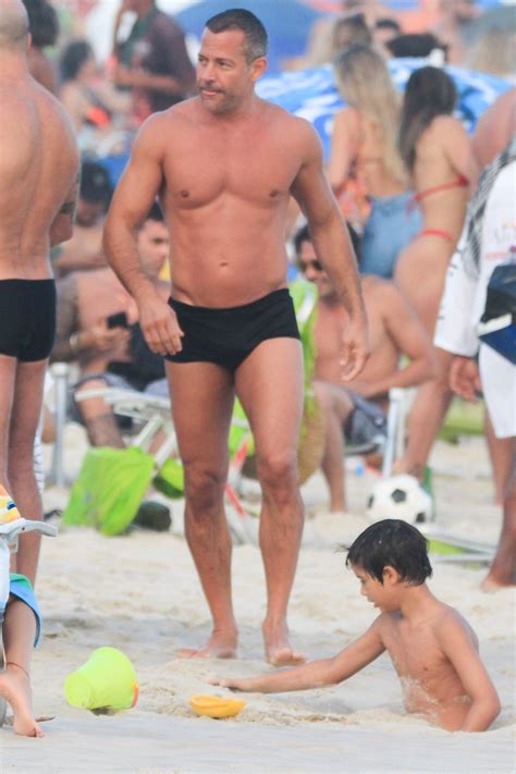 Malvino Salvador Mamaria Esse Daddy De Sunga Na Praia Q Levou Bjo De