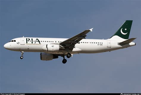 AP-BMV PIA Pakistan International Airlines Airbus A320-214 Photo by ...