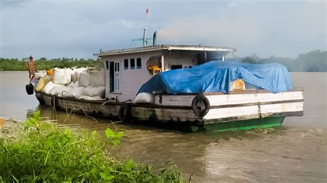 Kapal Ponton Muat Kernel Sawit Pakai Kato Crane Di Sungai Mahakam