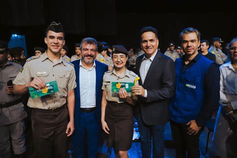 Governo Entrega Cart Es Do Bolsa Uniforme A Estudantes De Col Gios