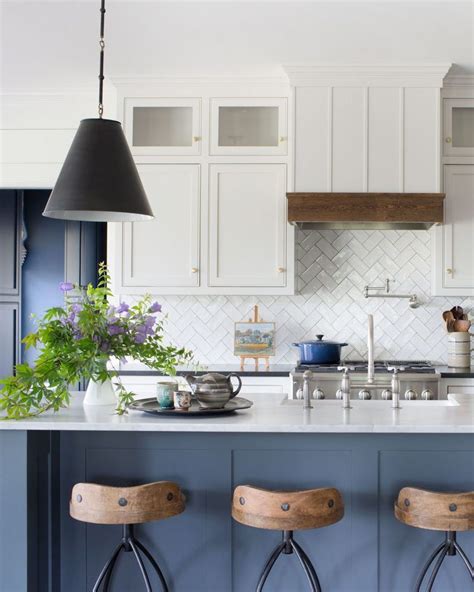 37 Stunning Blue Kitchen Cabinet Ideas | 海外インテリア キッチン, インテリア 家具, 厨房