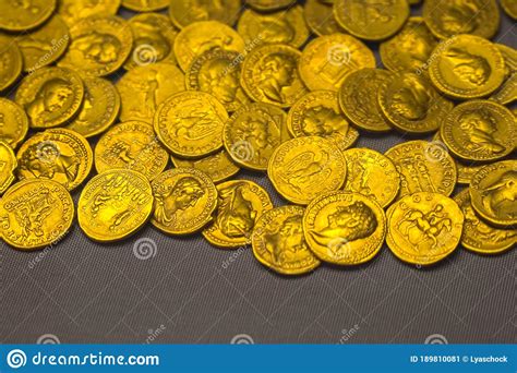 Monedas De Oro Antiguas. Monedas De Oro. Imagen de archivo - Imagen de ...