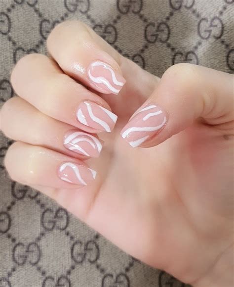 Uñas cuadradas cortas diseño minimalista blancas gelish acrilico