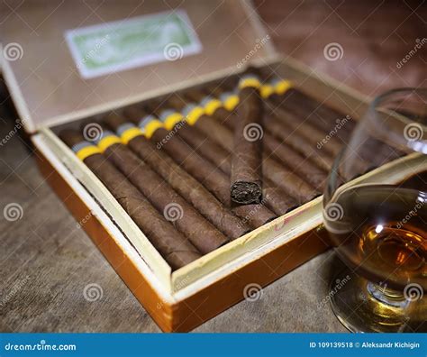 Caja Grande De Cigarros Cubanos En Una Tabla De Madera Foto De Archivo