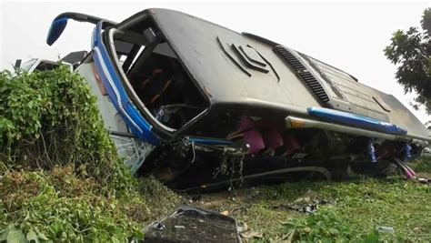 Kronologi Bus Apdesi Kecelakaan Di Tol Tangerang Merak Oleng Lalu