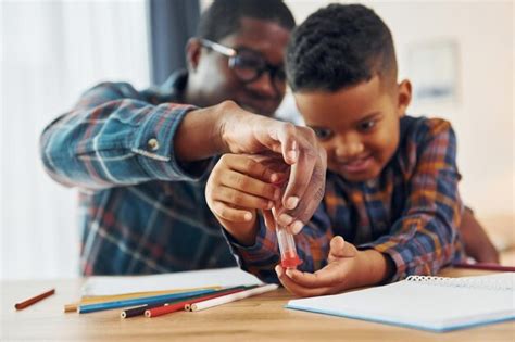 Assis Près De La Table Avec Un Ordinateur Portable Père Afro Américain