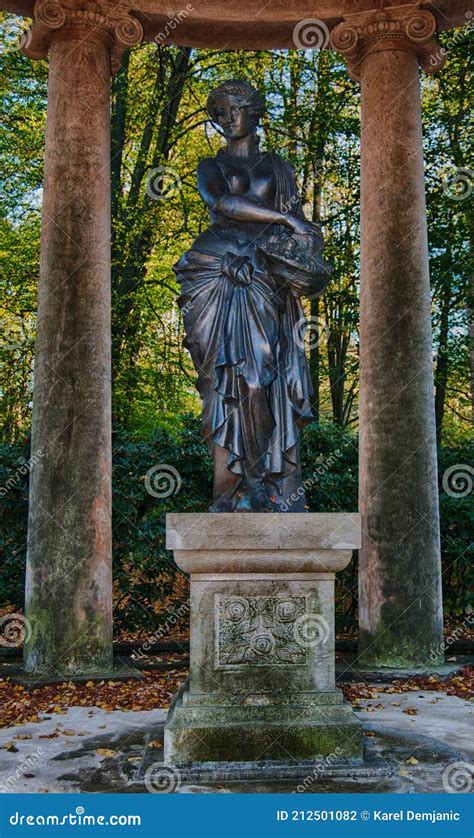 Escultura De Mujeres Parcialmente Desnudas Foto De Archivo Imagen De