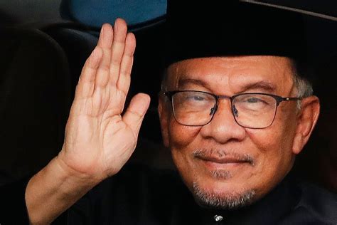 Reformist Anwar Ibrahim Sworn In As New Malaysian Pm Belfasttelegraph