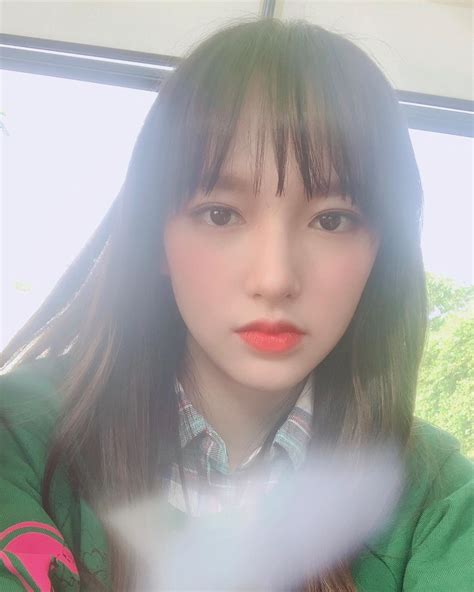 La Imagen Puede Contener 1 Persona Selfie Y Primer Plano Cosmic Girls Cheng Xiao Bff Hands