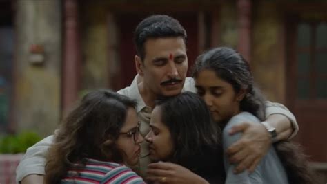 Akshay Kumar Hugging Three Girls Indian Meme Templates