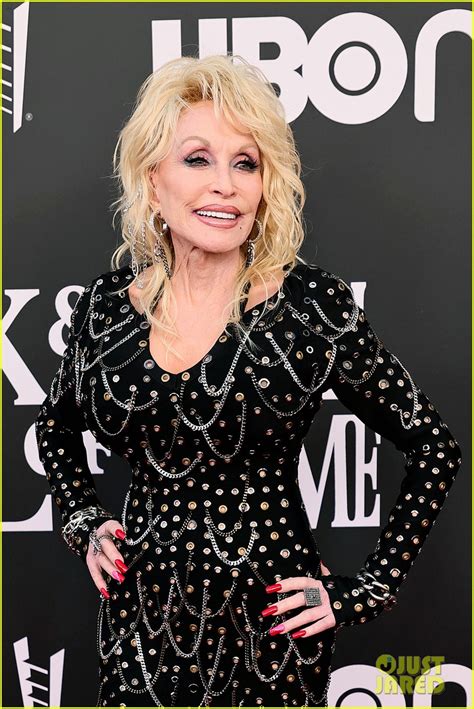 Inductee Dolly Parton Sparkles at Rock & Roll Hall of Fame Induction ...