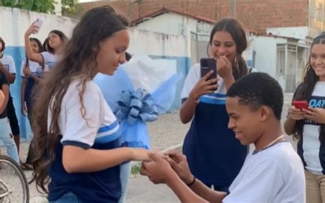 Garoto leva flores para pedir menina em namoro na escola e vídeo