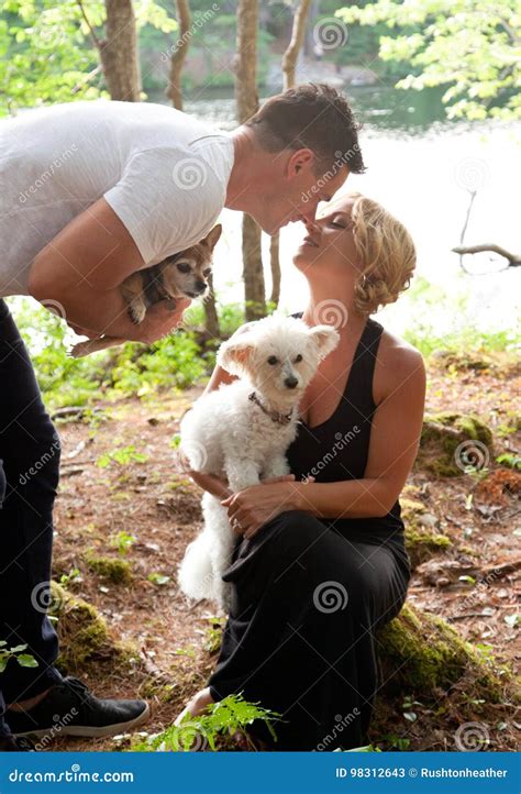 Un Couple Touche Des Nez Et Les Embrasse Avec Des Animaux Familiers