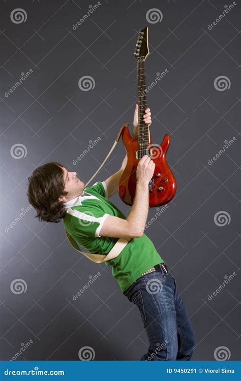 Guitarrista Que Toca Su Guitarra En El Aire Imagen De Archivo Imagen