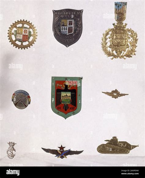 EMBLEMAS METALICOS DE AMBAS ZONAS GUERRA CIVIL. Location: EXPOSICION DE LA GUERRA CIVIL ESPAÑOLA ...