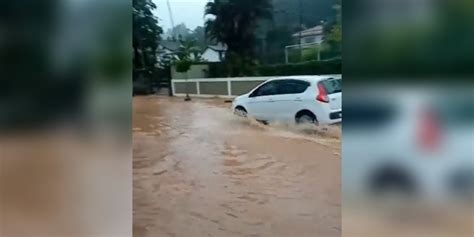 Chuvas fortes causam alagamentos e quedas de barreiras em Teresópolis