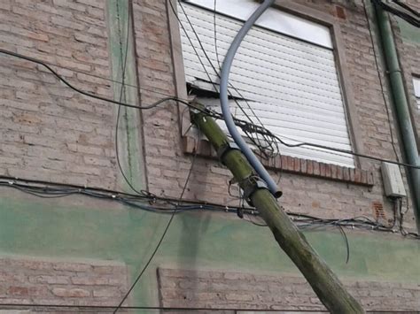 Poste De Luz Atraves La Ventana De Una Vecina Diariovision Ar Fm