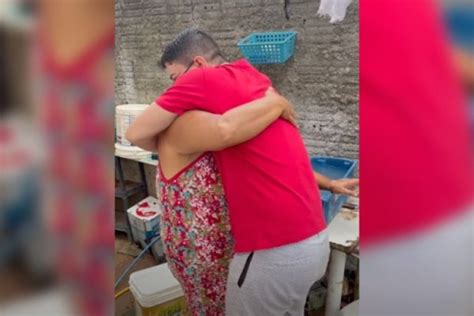 Joven Regala Su Primer Sueldo A Su Madre Y Video Se Vuelve Viral En