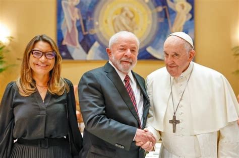 Lula é recebido pelo Papa Francisco no Vaticano para conversa a sós