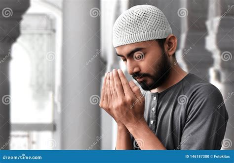 Hombre Musulm N Religioso Que Ruega En Mezquita Foto De Archivo