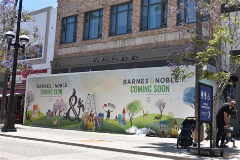 Barnes And Noble Returns To Santa Monica Promenade Bringing Books And Buzz