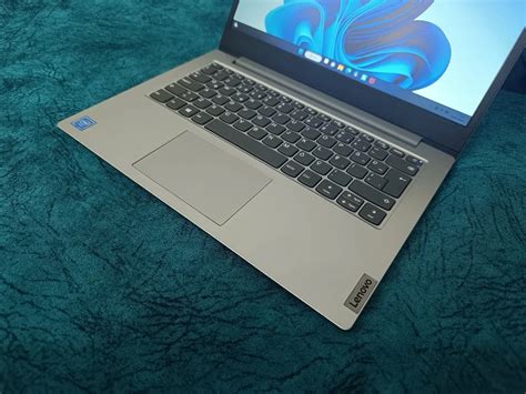 LENOVO IDEAPAD İNTEL CELERON İŞLEMCİ 4 CB RAM 128 M2 SSD TERTEMİZ