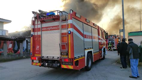 Maxi Colonna Di Fumo E Incendio A Lazzate Mobilitati I Vigili Del