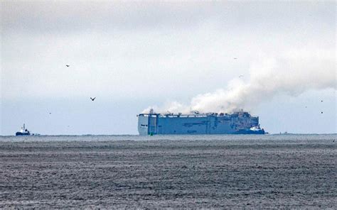 Brandend Vrachtschip Fremantle Highway Naar Tijdelijke Ankerplaats Ten