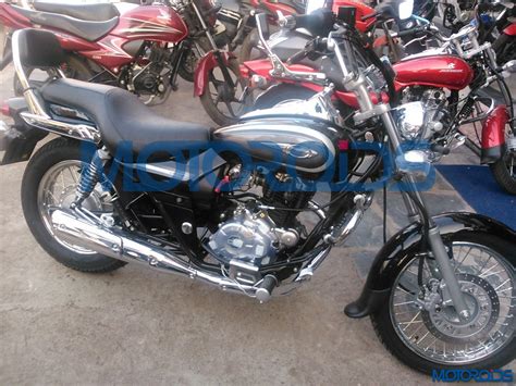 2016 Bajaj Avenger 220 Cruise spied at a dealership