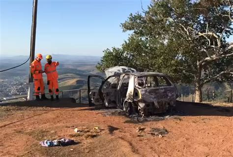 Corpo carbonizado é encontrado dentro de carro queimado no Morro do