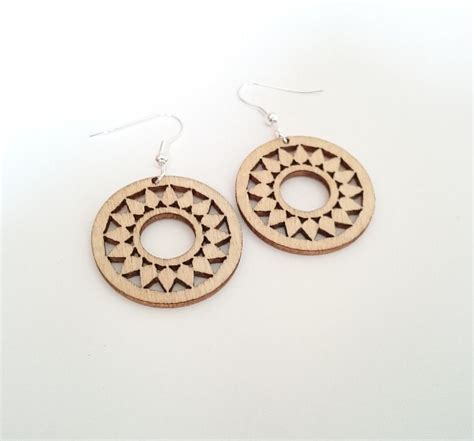 Boucles d oreilles en bois forme fleur géométrique en bois naturel