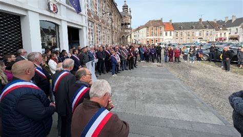 Une Centaine De Personnes Réunies à Hesdin En Hommage à Dominique Bernard