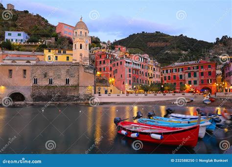 Piękne Miasteczko Vernazza Na Wybrzeżu Miasta Cinque Terre Zdjęcie