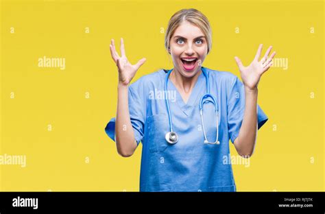 Belle jeune femme blonde infirmière médecin chirurgien sur fond isolé célébrant la folie et